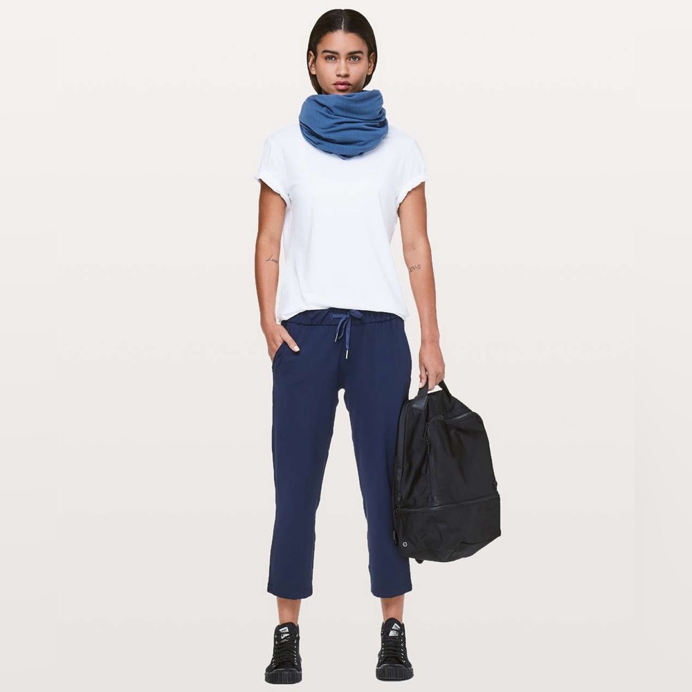 Lululemon On The Fly Crop *23" True Navy (Second Release) size 6